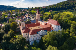 Letecký pohled z dronu na Sázavský klášter 4 září 2021