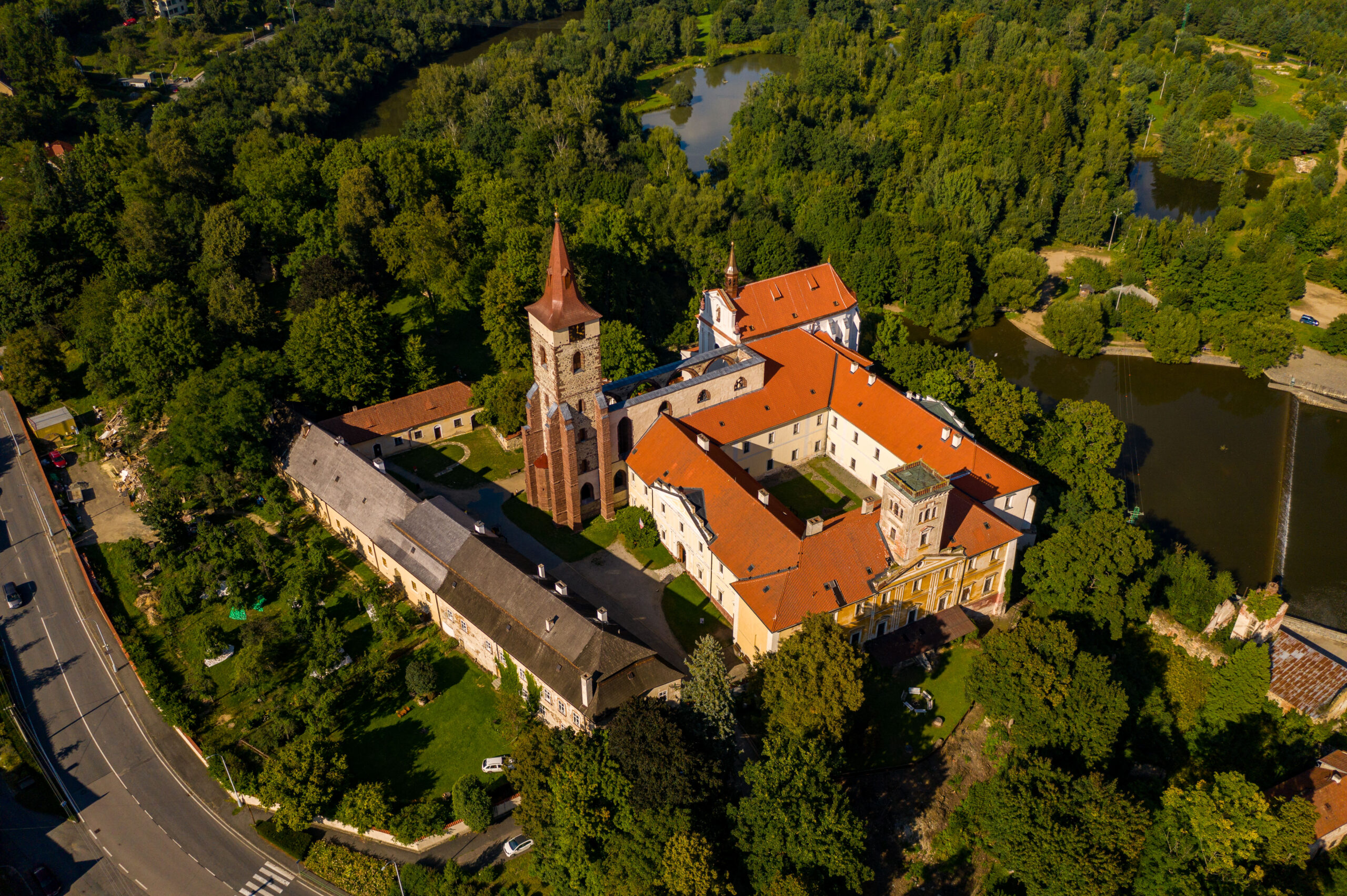 Letecký pohled z dronu na Sázavský klášter 4 září 2021